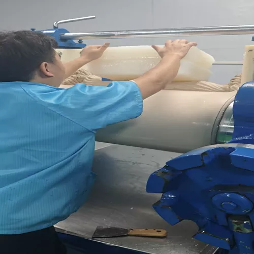 Bên trong một nhà máy silicone Trung Quốc 22 tuổi: Cuộc sống đời thường của xưởng trộn quyết định chất lượng sản phẩm